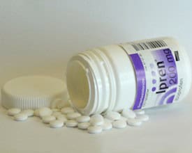 ipren (Ibuprofen) er giftig for hunde og katte og kan give mavesår og evt. nyresvigt. Her ses 100 stk i glas